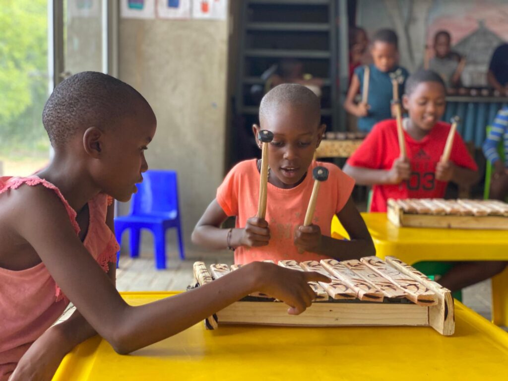 Teilnehmende Kinder der Klassen 4 bis 7 beim Marimba-Workshop an der Nakayale Academy mit ihren Instrumenten.