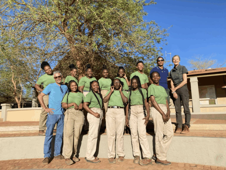 absolvent:innen des Horticulture-Programms der Wolwedans Desert Academy mit ihren Ausbilder:innen und Partnerin Christine L%C3%BChle-van Dam von ConTine.
